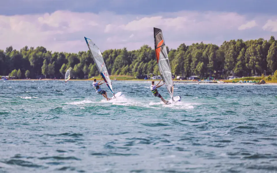 Véliplanchistes sur le lac Świętajno