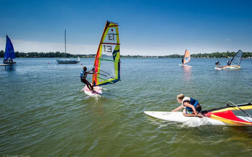 Séance de windsurf sur le lac Kierskie
