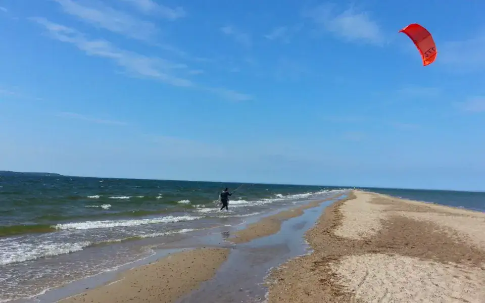 Kitesurfeur sur la bande de sable de la pointe de Rewa