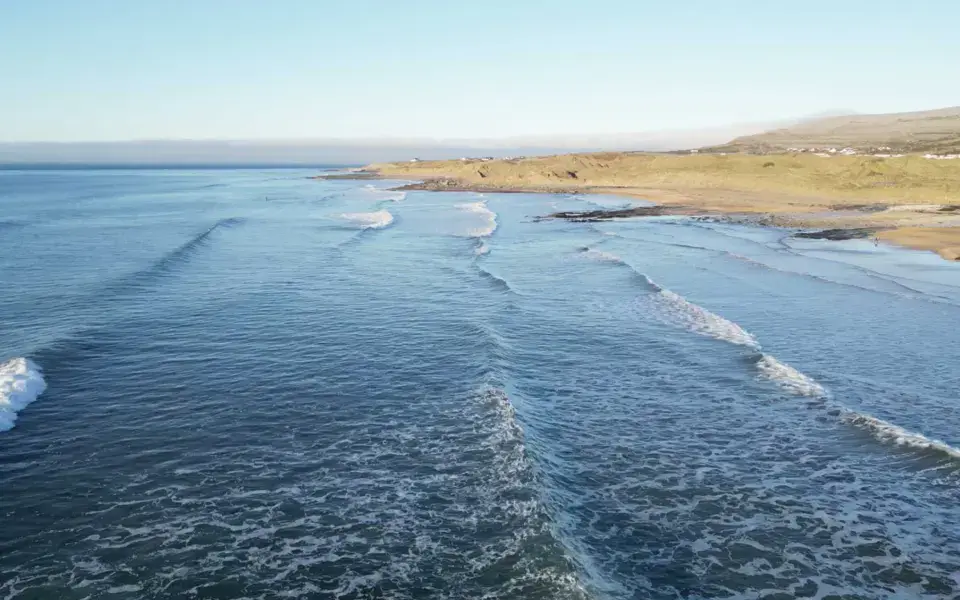 Vagues devant la plage de Fanore