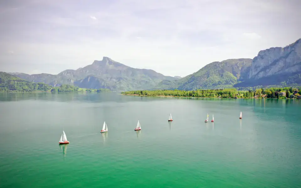Voiliers sur le lac de Mondsee, face aux montagnes