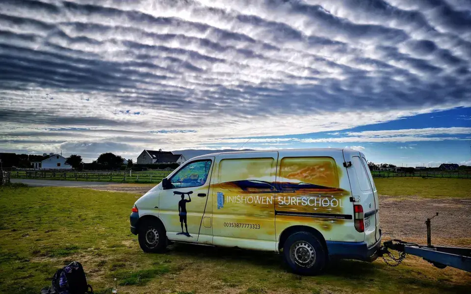 La camionnette de l'école garée sur l'herbe
