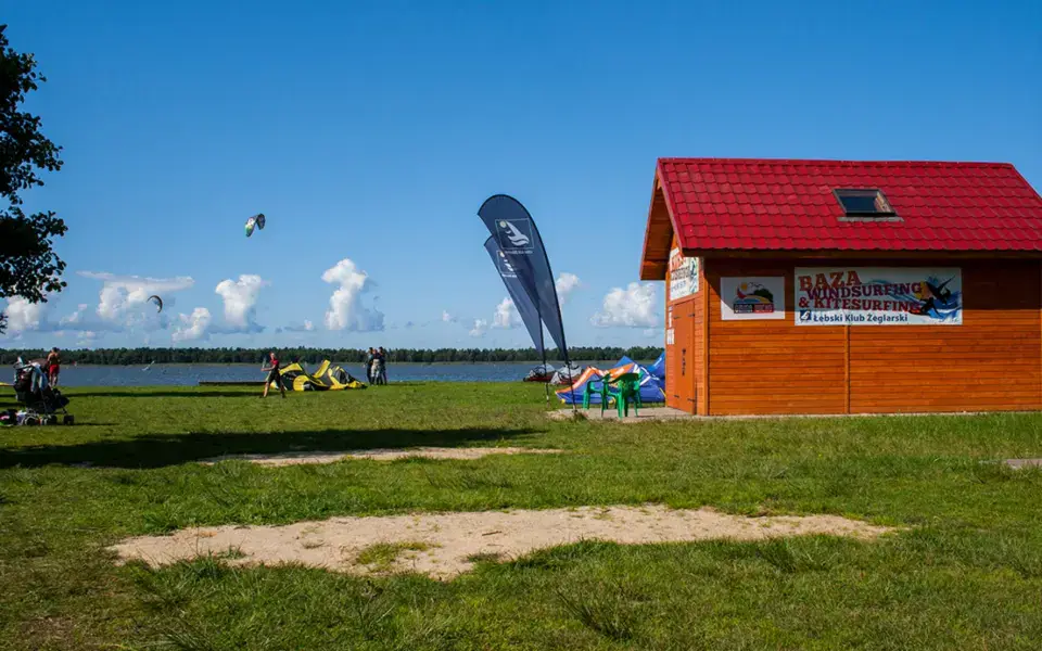 Base de l'école au bord du lac avec ses ailes sur la pelouse