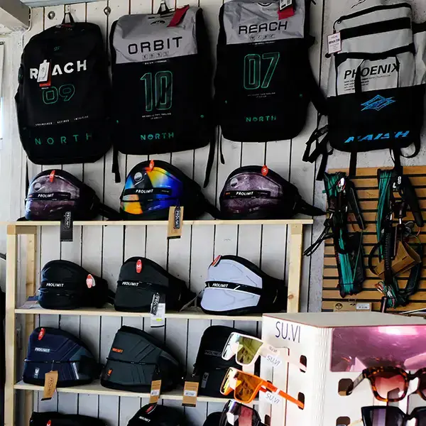 Harnais et casques en rayon dans la boutique