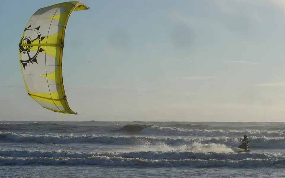 Kitesurfeur dans les vagues