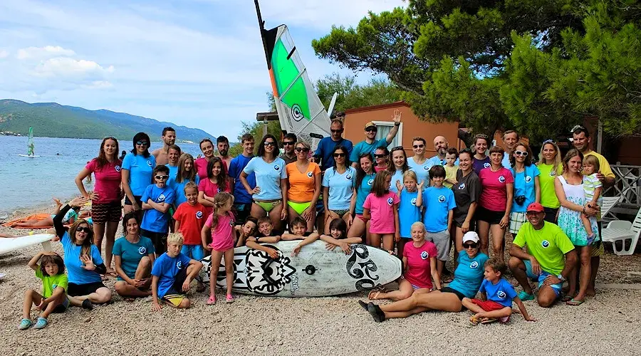 Groupe de membres réunis sur la plage