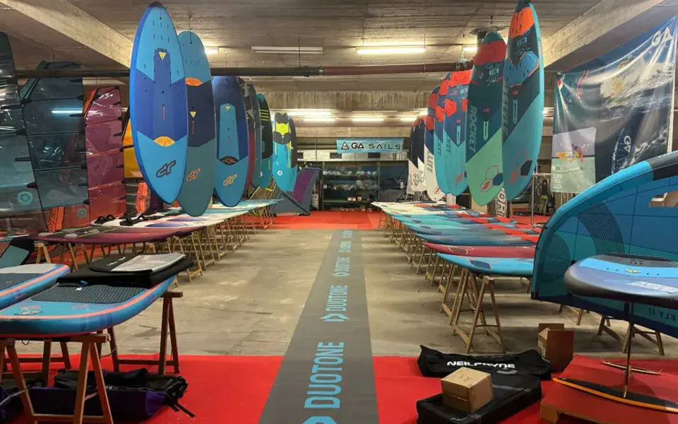 Planches et ailes exposées dans une grande halle