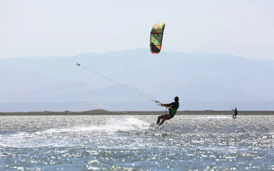 Kitesurfeur dans le lagon de Shorabad