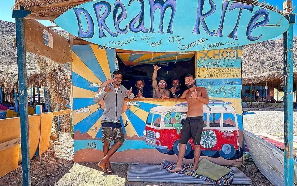 La cabane de l'école Dahab Dream Kite et son équipe