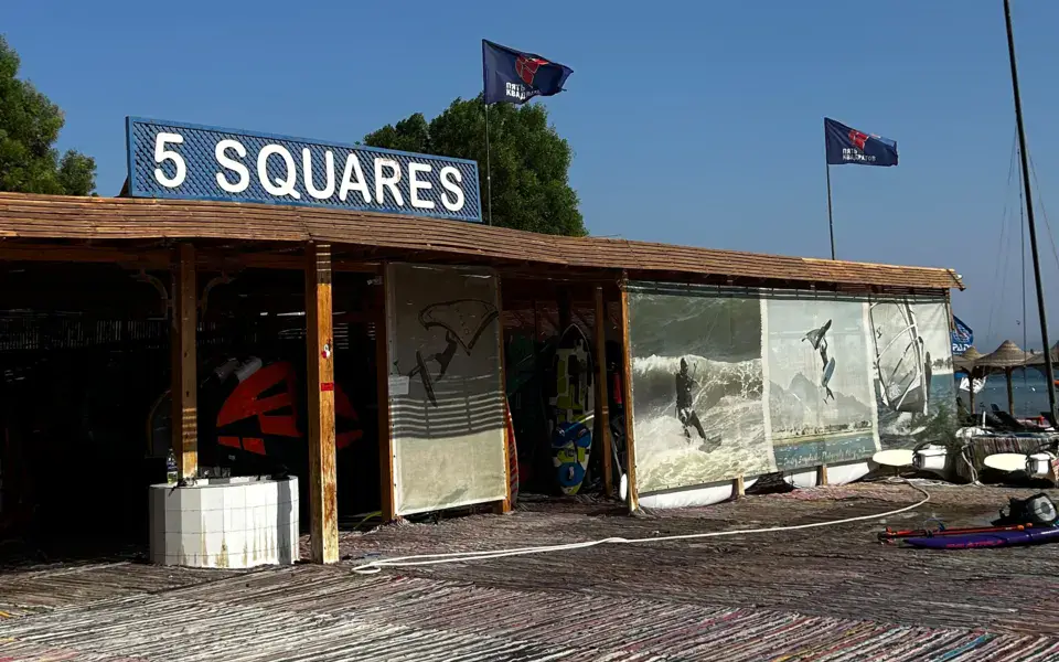 La station Five Squares sur la plage