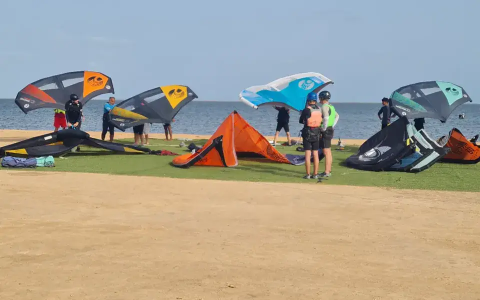 Ailes de wing foil sur la plage avant un cours
