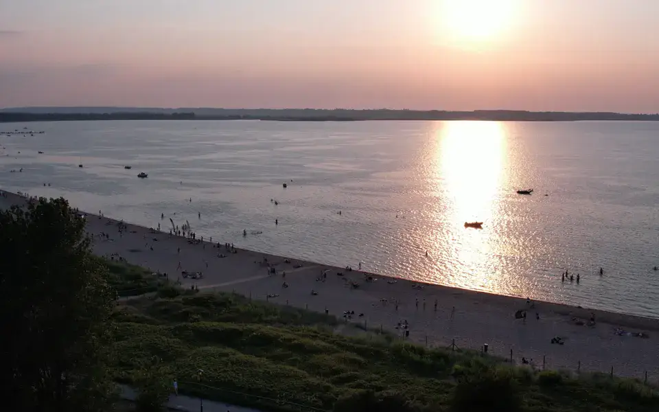 Coucher de soleil sur la plage de Rewa, dans la baie de Puck