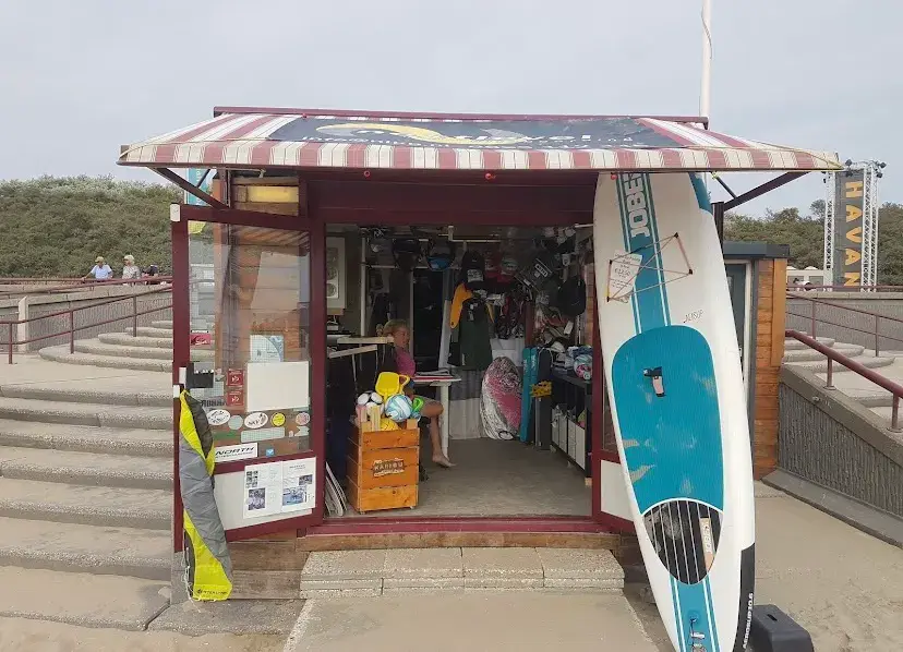 Cabane de location sur la plage, avec planche de paddle
