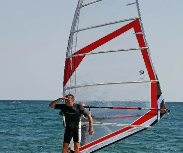 Véliplanchiste sur sa planche à voile en mer