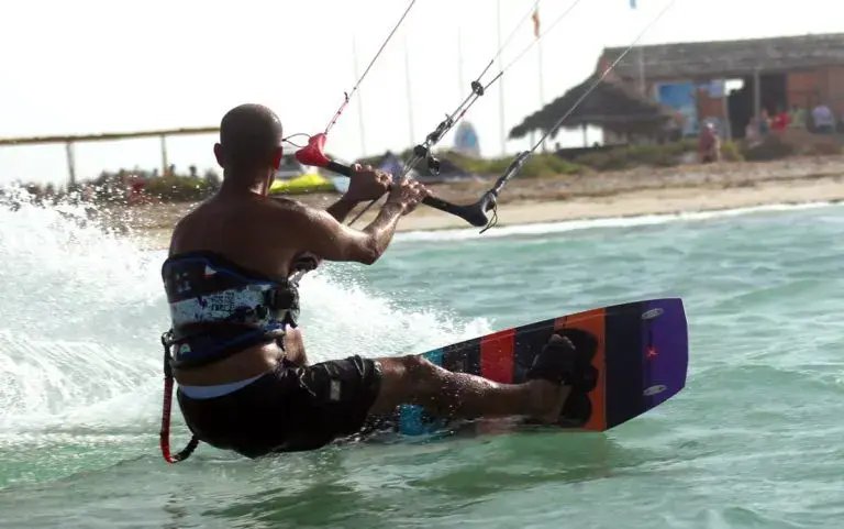 Kitesurfeur dans les eaux peu profondes devant la plage