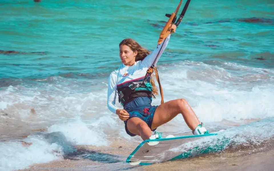 Kitesurfeuse dans les vagues