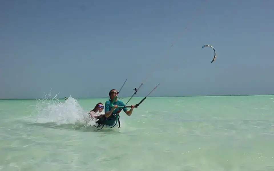Cours de kitesurf en eau peu profonde