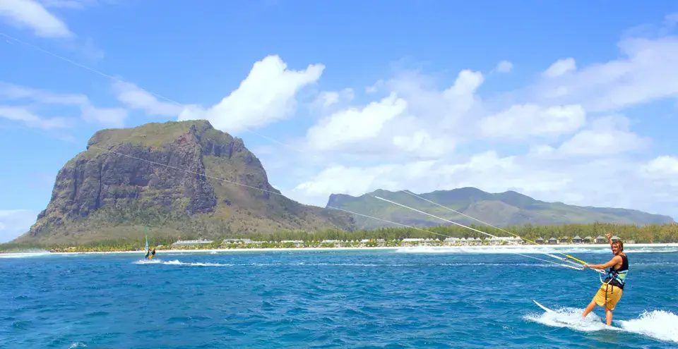 Un kitesurfeur dans la lagune, devant le Morne Brabant
