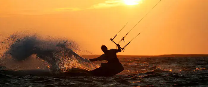 Kitesurfeur à contre-jour au coucher du soleil