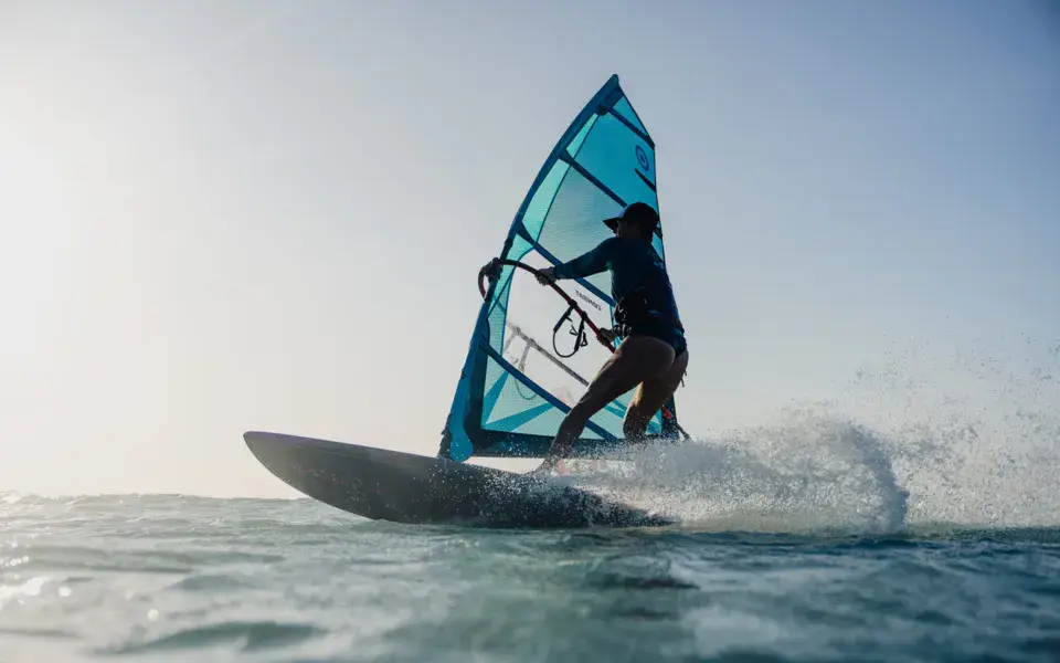 Windsurfeuse en pleine glisse à Cabarete