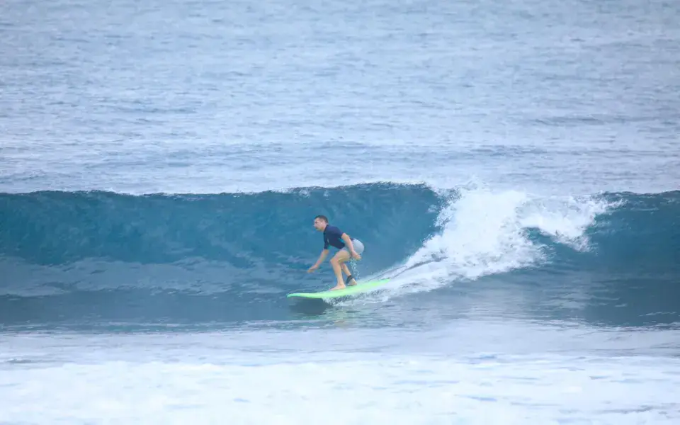 Surfeur sur une vague à Encuentro