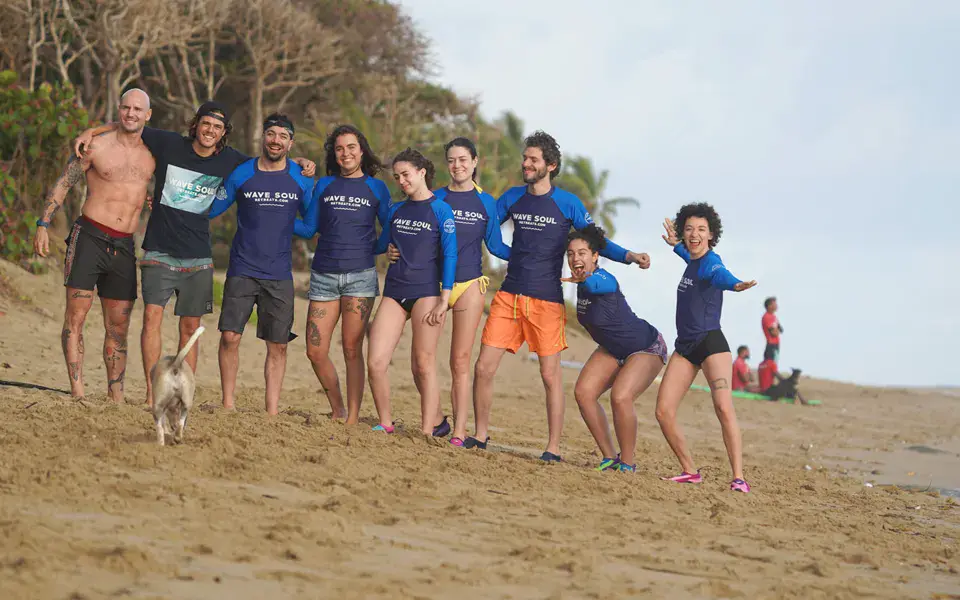 Un groupe en tee-shirts de surf sur la plage