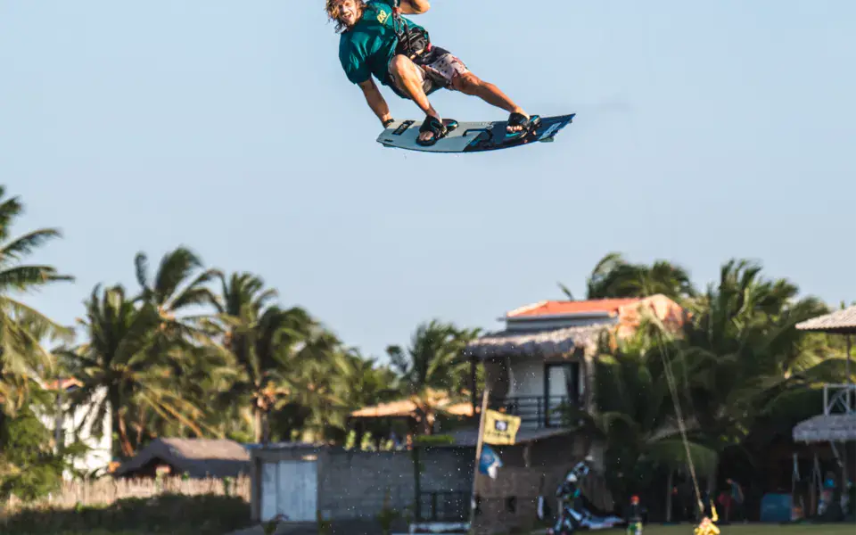 Kitesurfeur en plein saut