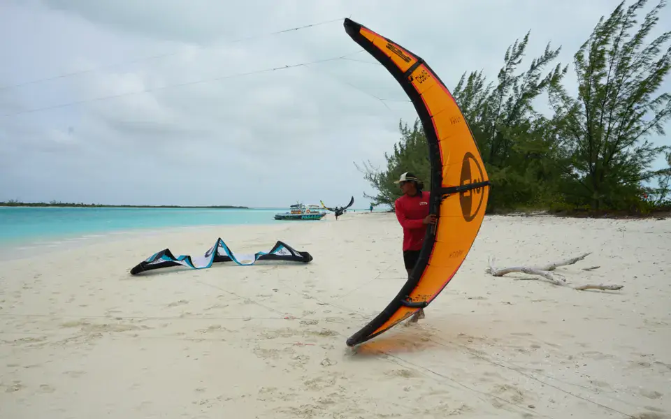 Kite posé sur la plage de Long Bay
