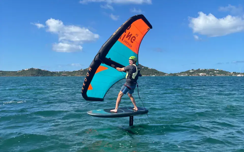 Rider en wingfoil sur le lagon