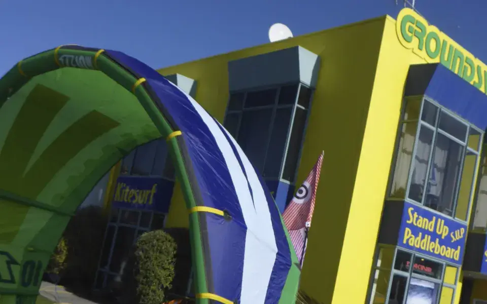 La façade du magasin Groundswell, avec un kite gonflé à l'entrée