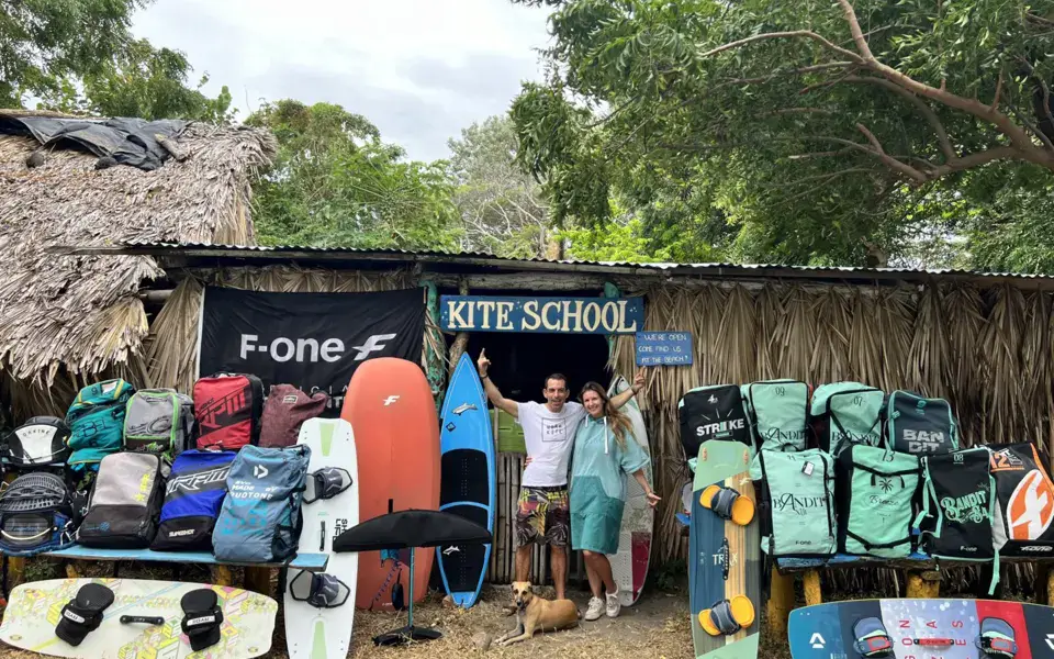 La cabane de l'école et le matériel F-ONE sur la plage