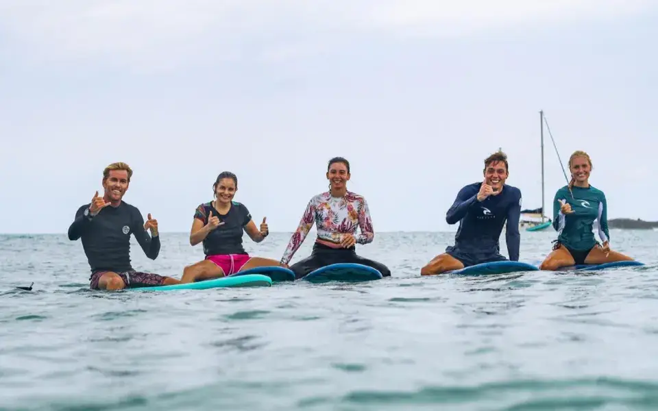 Groupe d'élèves et moniteurs assis sur leurs planches