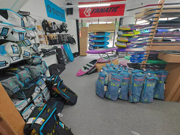 Rayon du magasin avec ailes de wing foil et planches
