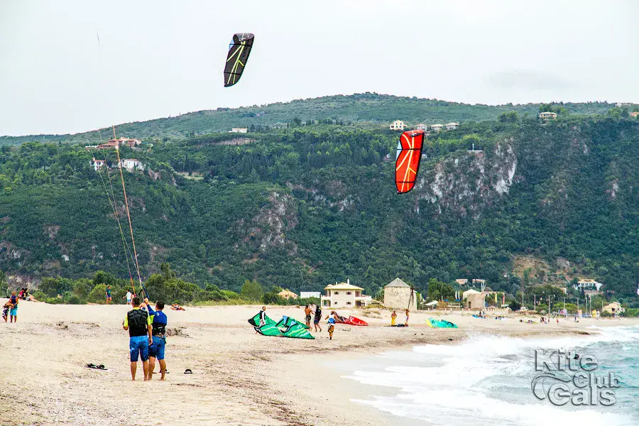 Kitesurfeurs et ailes sur une plage pendant un voyage du club