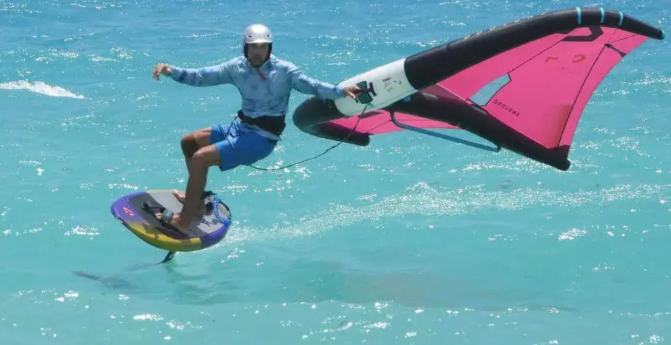 Pratique du wing foil en eau turquoise