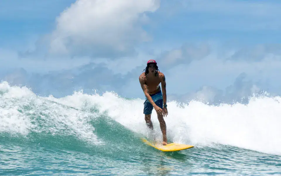 Surfeur sur une vague