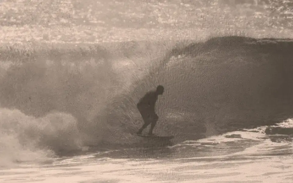 Surfeur dans le tube d'une vague, photo en teinte sépia