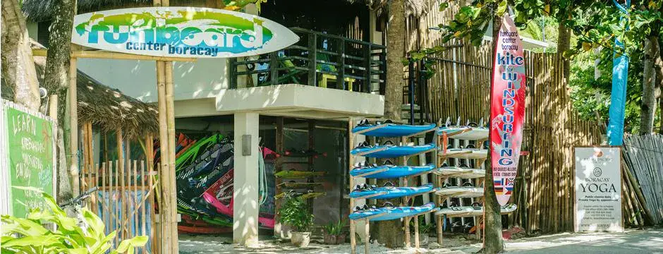 L'entrée du centre, avec les planches de windsurf et les panneaux kite et yoga