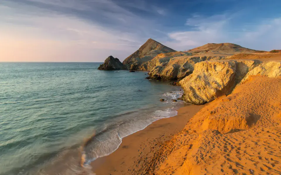Plage et falaises ocre du Cabo de la Vela
