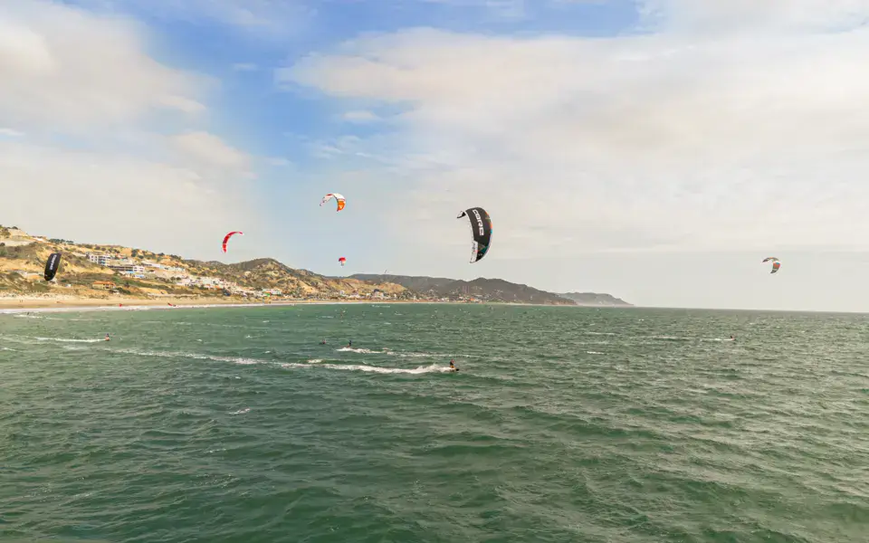 Kites sur le plan d'eau de la plage de Santa Marianita