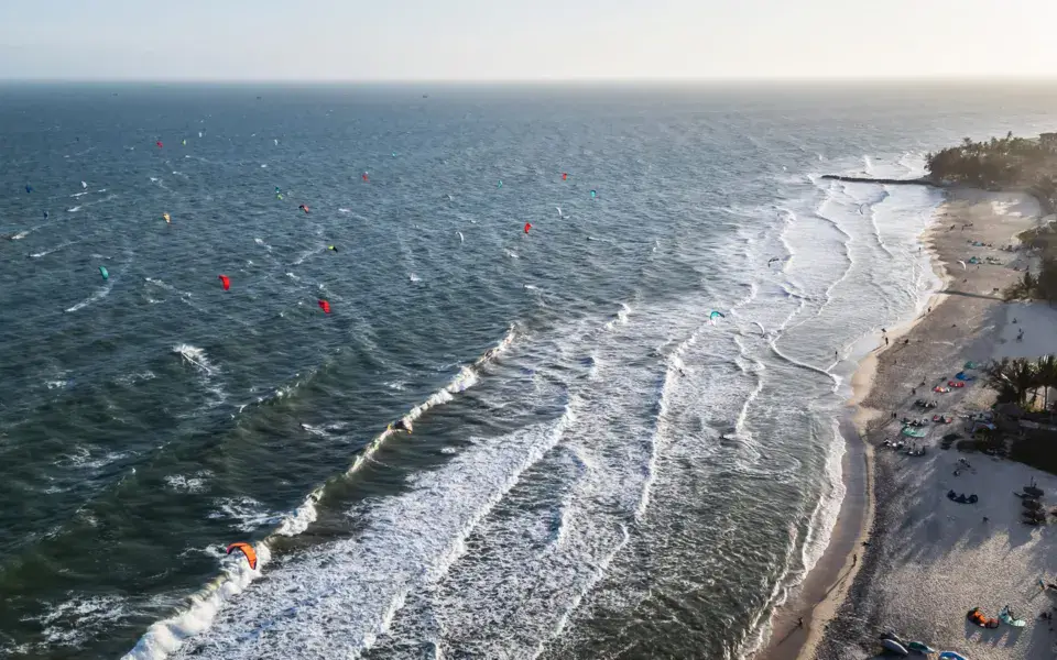 Vue aérienne de la plage de Mui Ne avec des kites sur l'eau