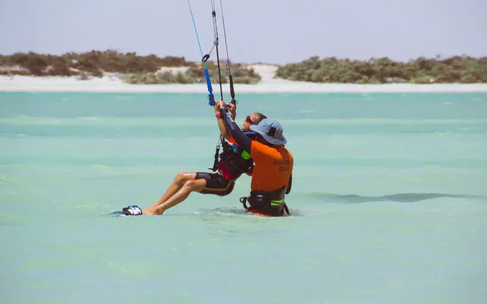 Un kitesurfeur dans une lagune aux eaux turquoise