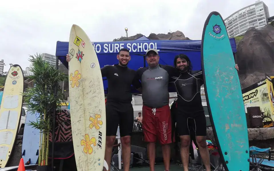 L'équipe de moniteurs devant le stand de l'école sur la plage