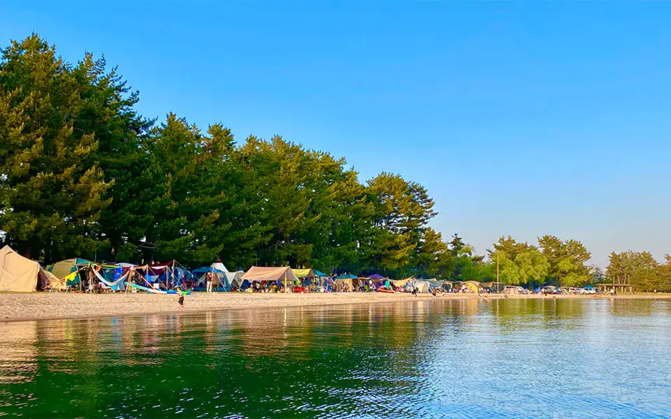 La plage et le camping au bord du lac Biwa
