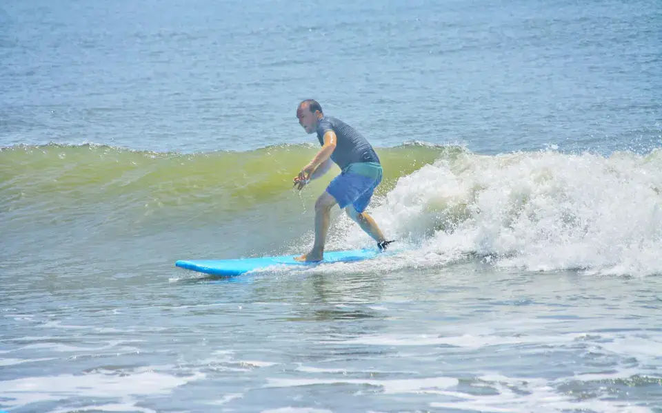 Surfeur sur une vague pendant un cours de niveau intermédiaire