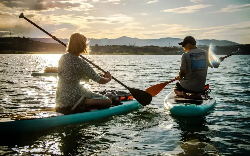 Groupe de paddles sur le plan d'eau