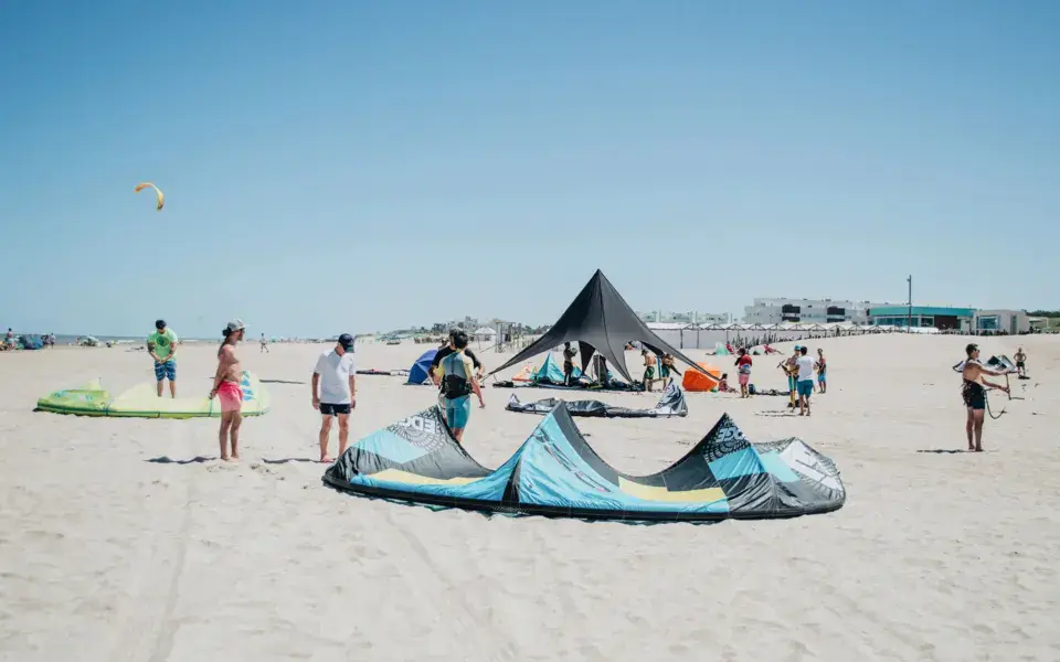 Ailes de kitesurf étalées sur la plage