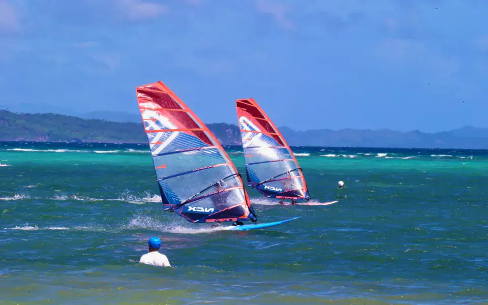 Deux windsurfeurs dans le lagon de Bulabog
