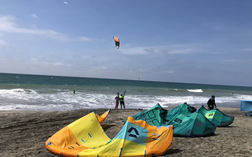 Ailes de kitesurf étalées sur la plage