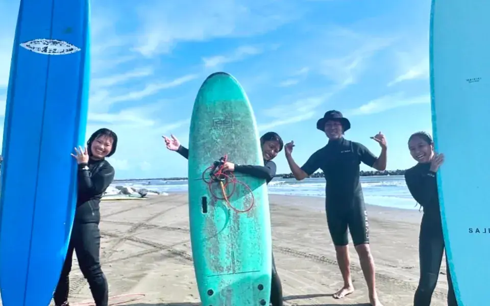 Groupe de surfeurs sur la plage avec leurs planches